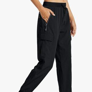 Influencer favorite cargo travel pant sz M